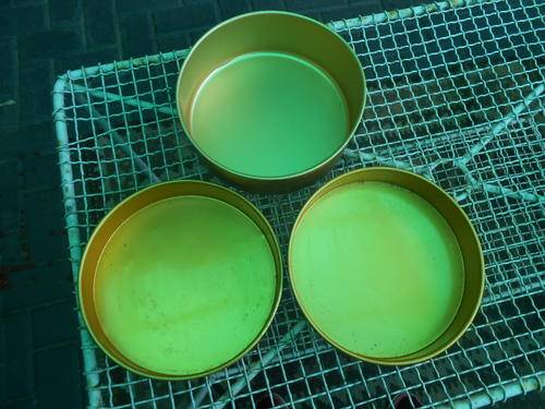 3 Gold coloured baking tins (excellent condition)